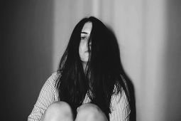 Femme souffrant d'hypotension susceptible d'utiliser les astuces pour remonter la tension