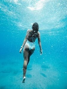 femme nageant au fond de la mer