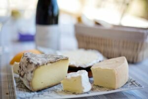morceau de fromage sur une table