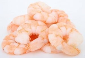 tas de grosses crevettes épluchées