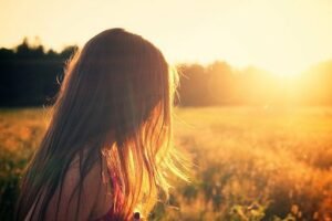 Jeune fille dans un champ ensoleillé