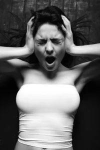 Femme en colère qui se prend la tête avec les 2 mains
