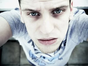 visage d'homme avec des cernes