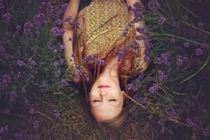 Femme allongée dans un champ de lavande. Êtes-vous de tempérament zen?