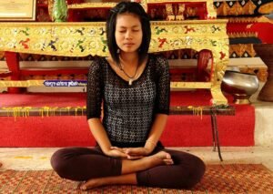 femme pratiquant la sophrologie. Êtes-vous de tempérament zen?