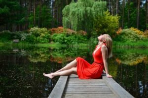 Femme assise sur un ponton d'un lac. Êtes-vous de tempérament zen?