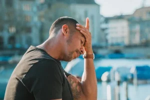 homme qui se prend la tête