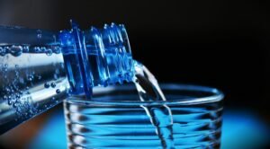 Eau qui coule d'une bouteille dans un verre