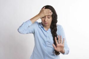 femme qui se tient le front de douleur