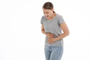 femme qui se tient le ventre de douleur