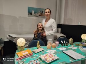 Femme avec sa petite fille derrière une table 