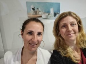 2 femmes l'une à côté de l'autre