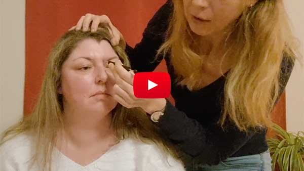 reflexologie faciale sur une femme assise