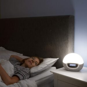 Femme qui dort à côté de son réveil lumineux