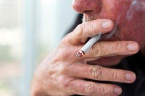 Homme qui fume une cigarette
