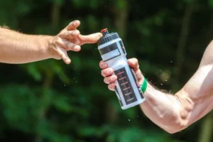 hommes qui se partagent une gourde d'eau