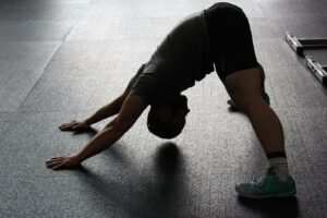 Homme qui s'étire les membres inférieurs afin de soulage les crampes musculaires