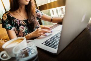 femme qui travaille sur son ordinateur