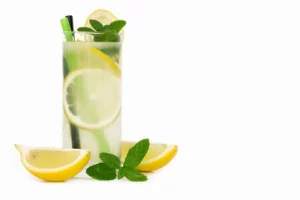 jus de citron dans un verre avec tranches de citron