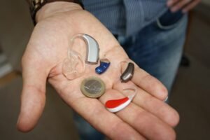 Appareils aiditifs dans une main