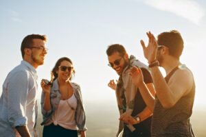 Groupe d'amis qui s'amusent : symbole d'un mentalité optimiste grâce à la pensée positive !