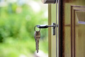 Clé sur la serrure d'une porte ouverte : symbole d'une mentalité optimiste grâce à la pensée positive !