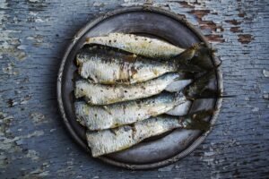 Assiette avec des sardines
