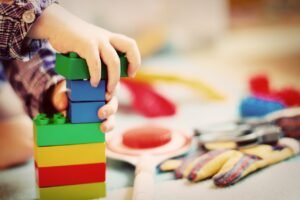 Enfant qui joue au jeux de construction