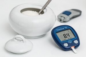 Glycomètre sur table blanche