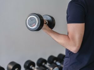 Homme qui porte un poids en flexion avec le bras gauche