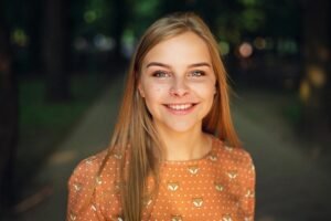Jeune femme qui sourit