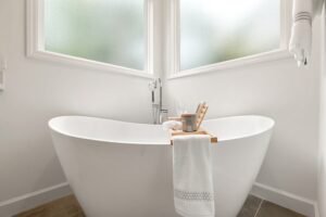 salle de bain avec bain alcalin qui fait partie des astuces naturelles pour soulager l'arthrose