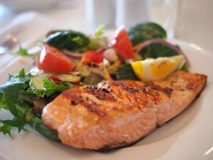 plat de saumon avec les légumes qui fait partie des astuces naturelles pour soulager l'arthrose